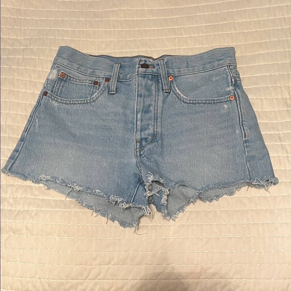 Madewell Relaxed Denim Shorts in Cedarcroft Light Blue Wash with Frayed Ends - Picture 3 of 16